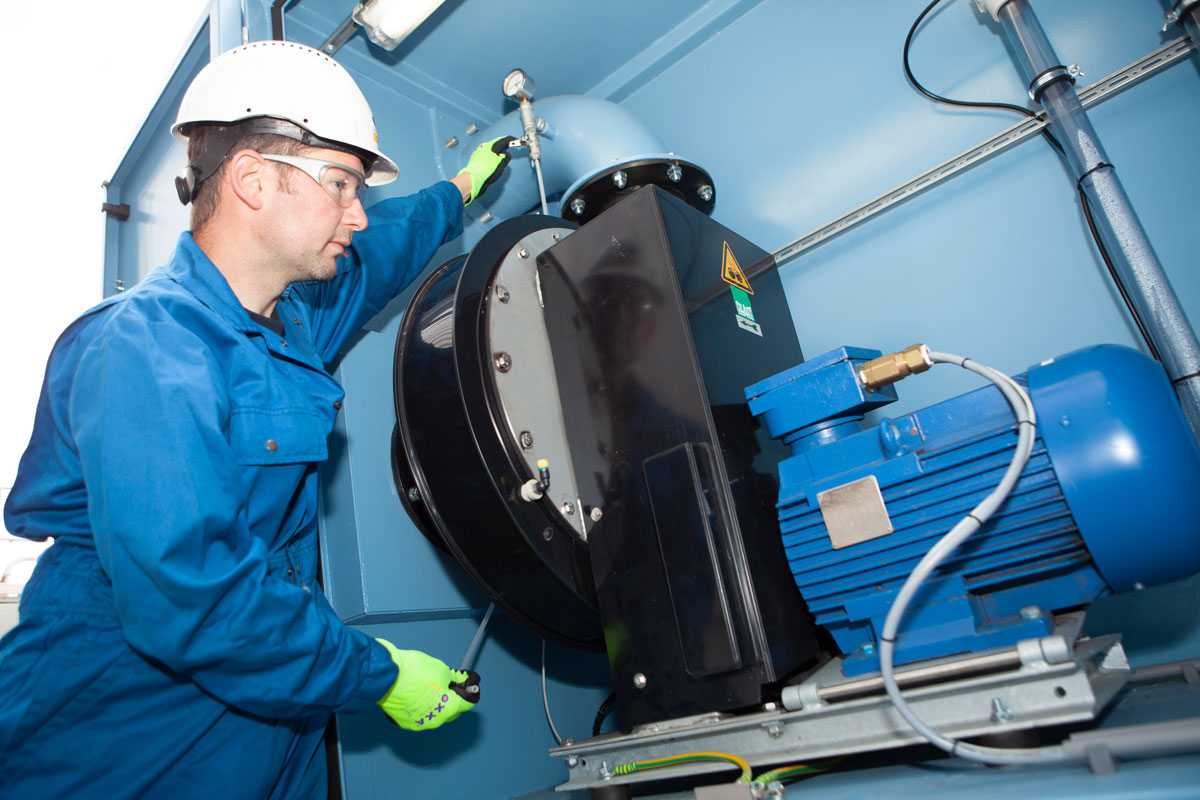 Purifying vapours during the cleaning of cellar contaminated with wastewater in Amsterdam (NL)